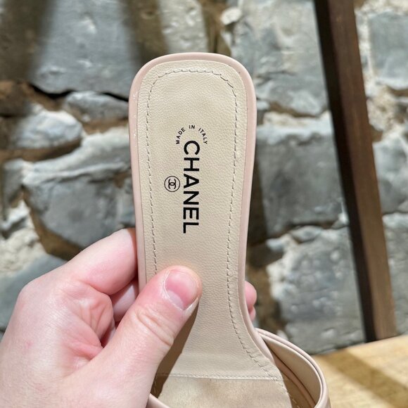 Chanel 2022 Nude patent Leather CC Heeled Mules - Picture 4 of 12